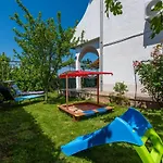 Sabina 2, Διαμέρισμα *
