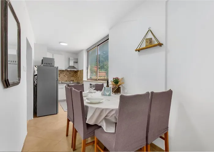 Sabina 2, Διαμέρισμα