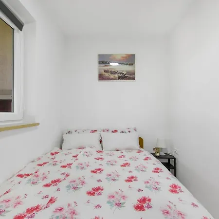 Sabina 2, Διαμέρισμα